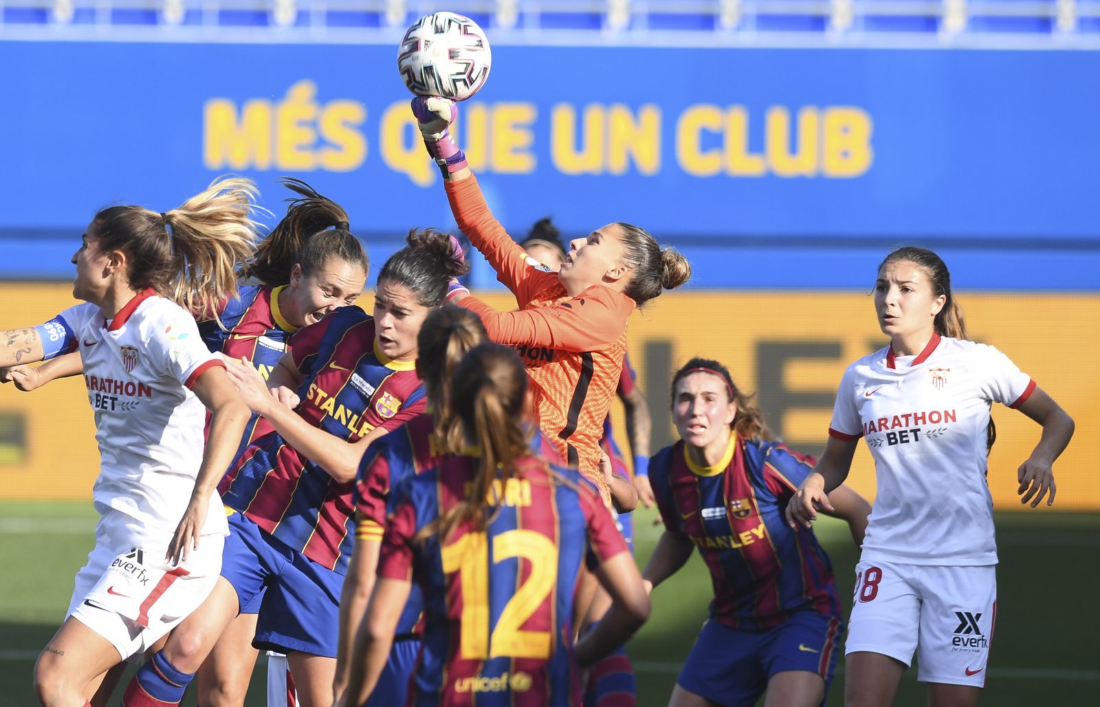 Noelia Ramos despeja un balón aéreo.