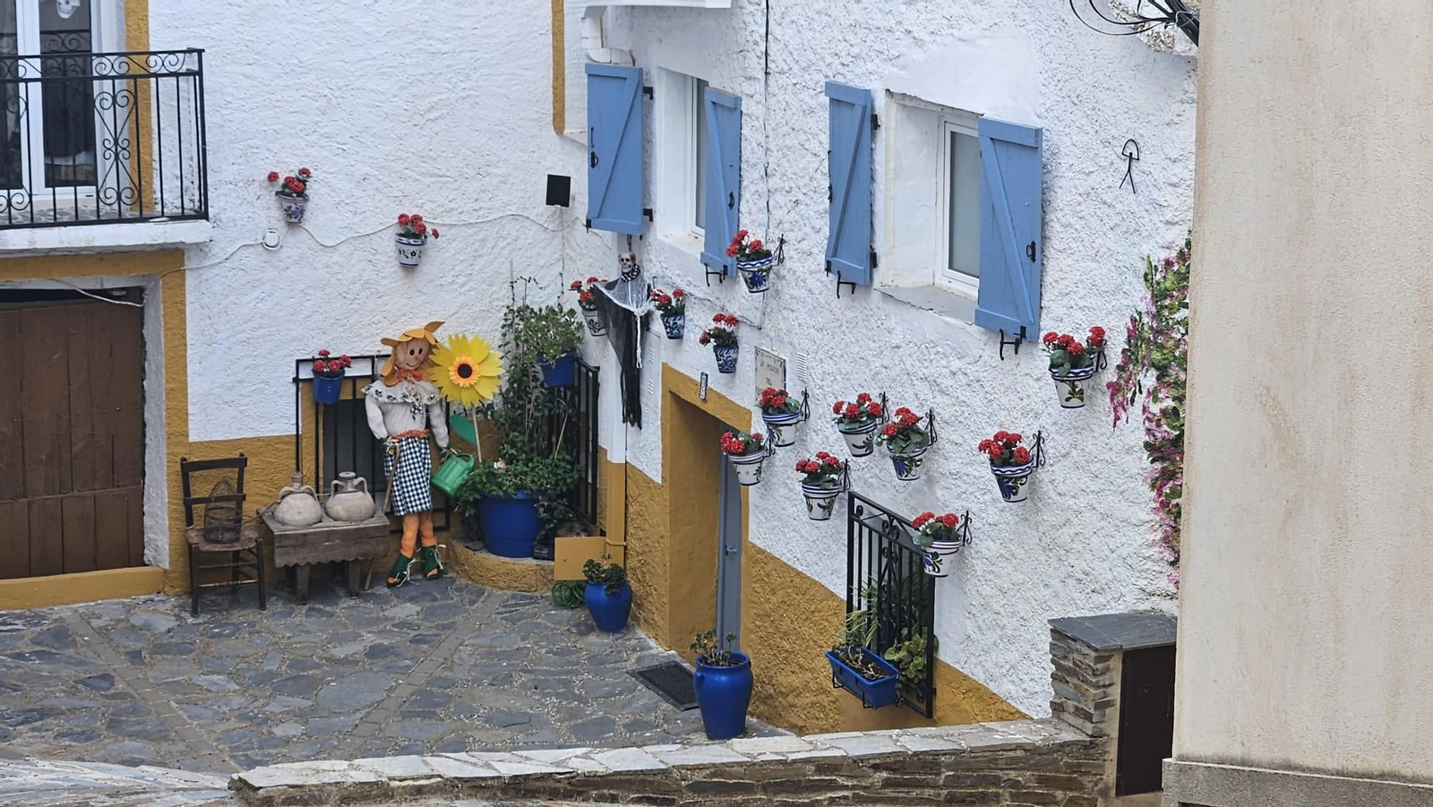 Los 40 vecinos de paja, trapo y cartón de Bacares, en fotos