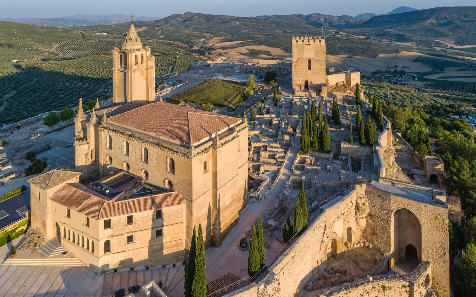 Alcalá la Real, tierra de frontera, se ubica al sur de la provincia de Jaén. Alcalá la Real, tierra de frontera, se ubica al sur de la provincia de Jaén.