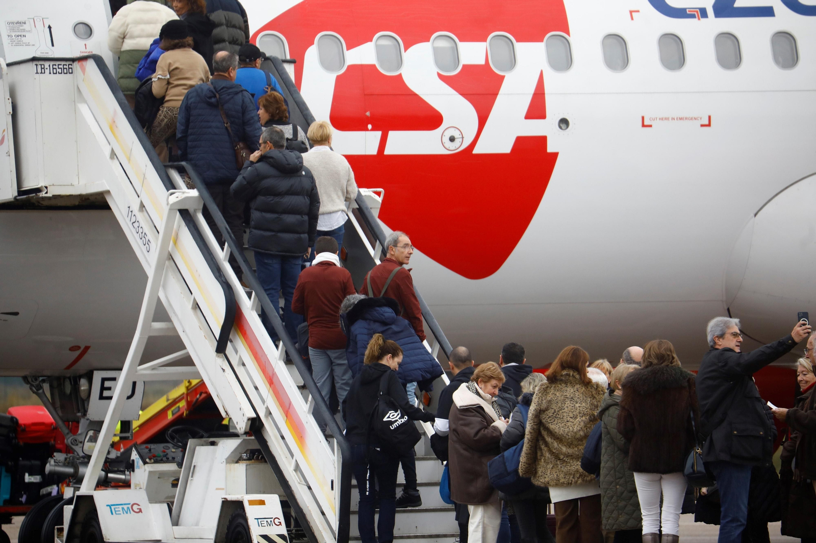 El despegue del el primer vuelo chárter a Europa en el aeropuerto de Córdoba, en imágenes