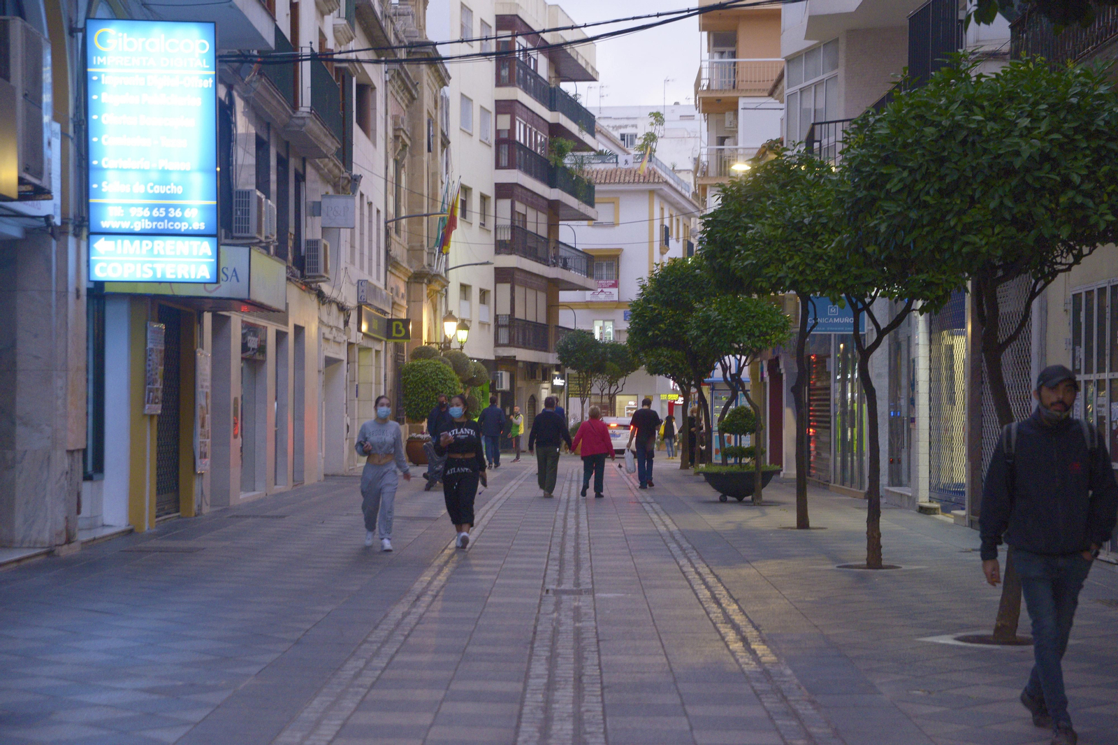 Fotos del cierre de comercios y bares en las calles por el Covid