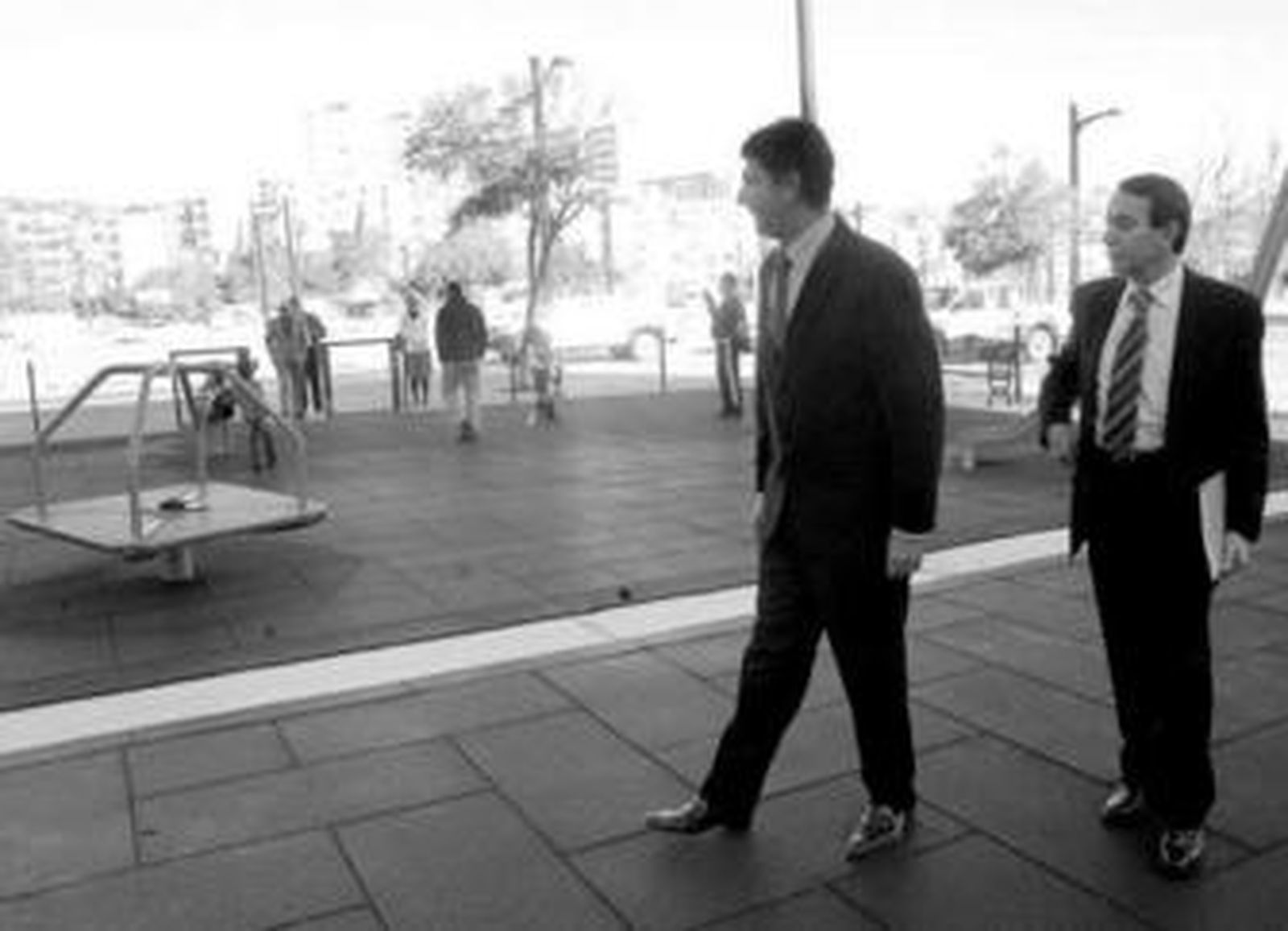 El alcalde visita, hace unos meses, un parque infantil acompañado por el concejal Juan Barranco.