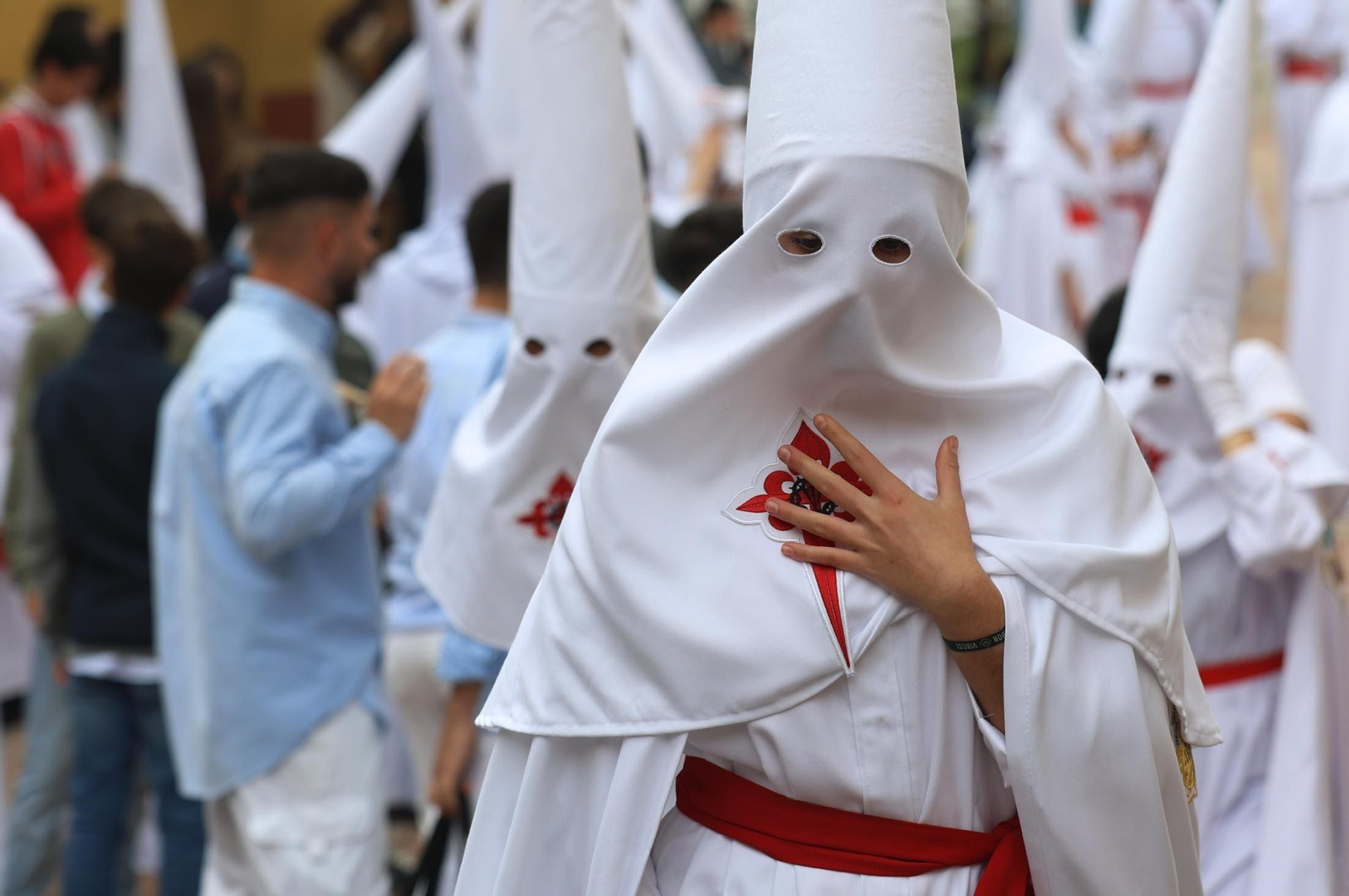 Las mejores imágenes del Lunes Santo en Huelva: Hermandad de las Tres Caídas