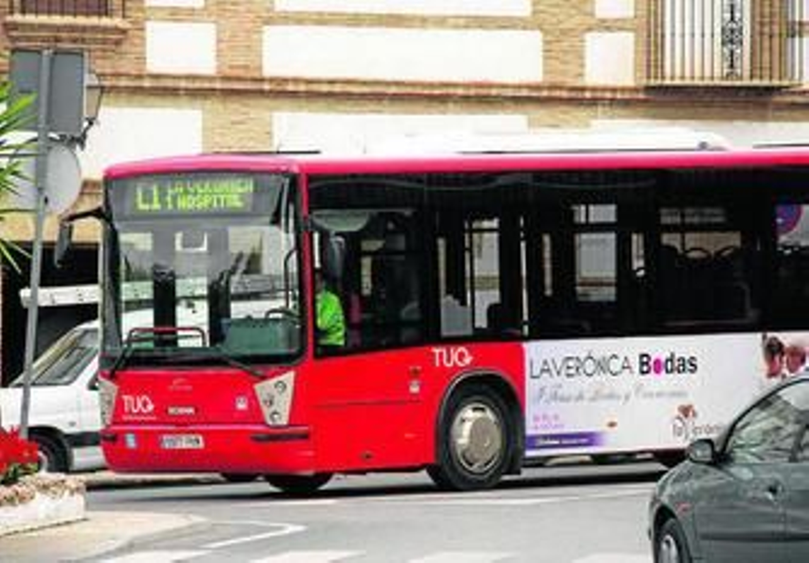 Un autobús circula por Antequera.