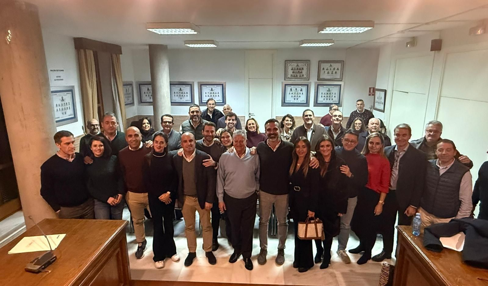 Fernández-Pacheco con alcaldes y concejales de Los Vélez en Almería.