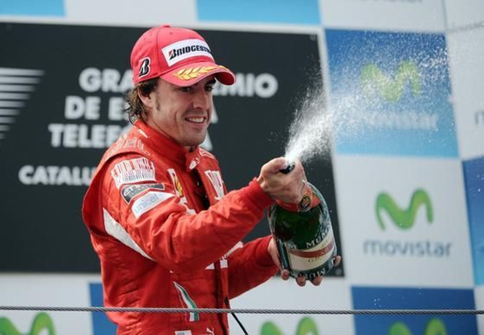El piloto español Fernando Alonso, en el podio de Montmelo. / AFP