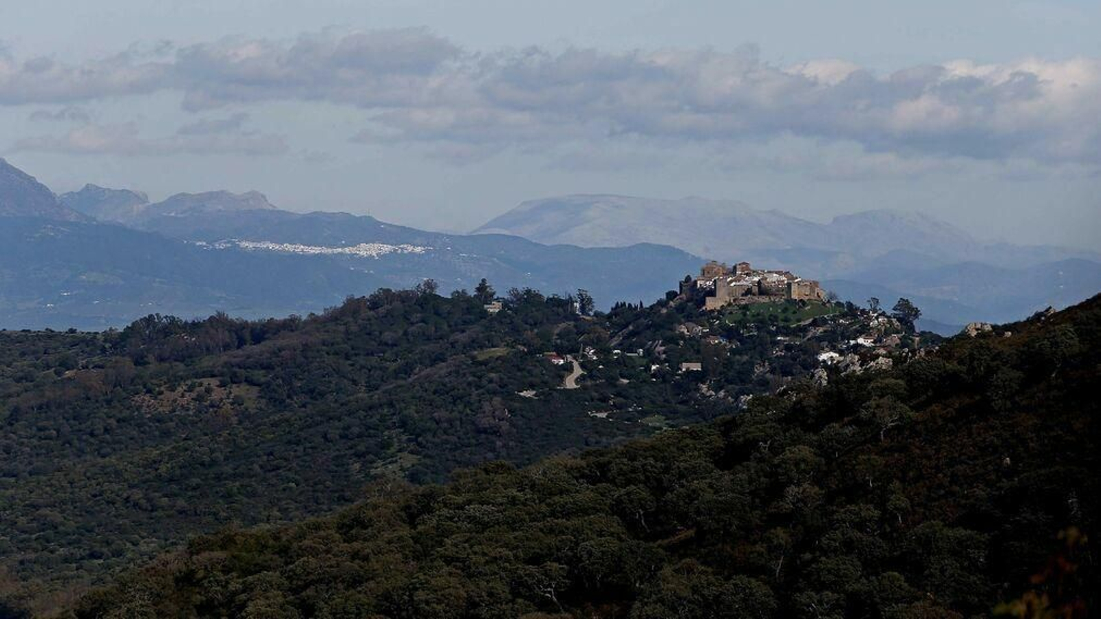La Almoraima, con el castillo de Castellar. Al fondo, la localidad malagueña de Casares.