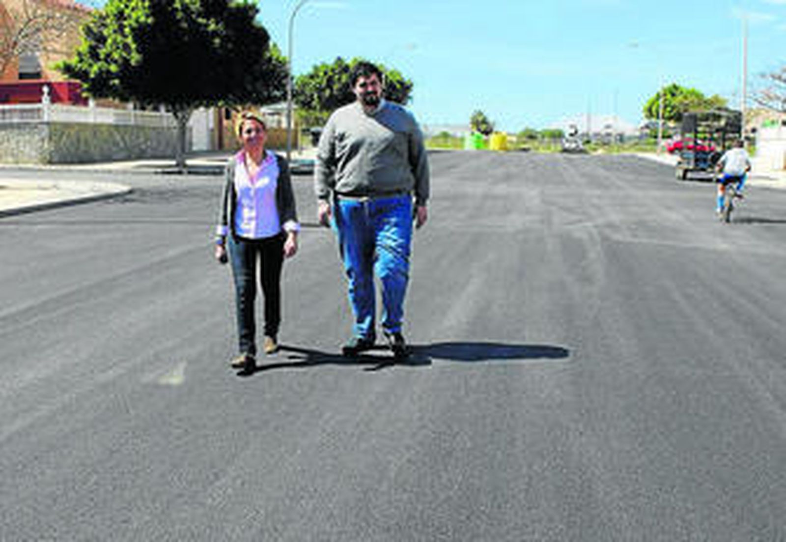 Eloísa cabrera y Francisco Gutiérrez visitaron La Rocalla después del pavimentado de sus calles hace dos meses.