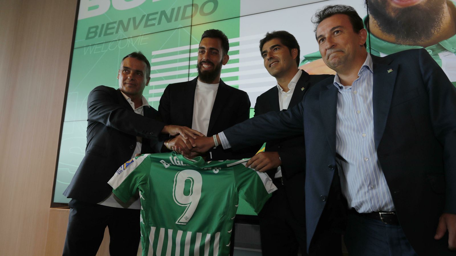 Borja Iglesias, junto a los dirigentes béticos, durante su presentación.