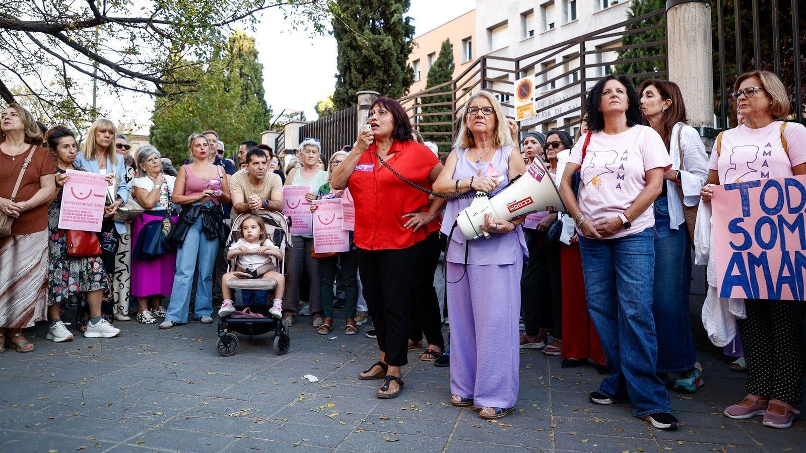 Concentración frente a la Delegación Territorial de Salud de Granada contra los fallos en los cribados de cáncer de mama