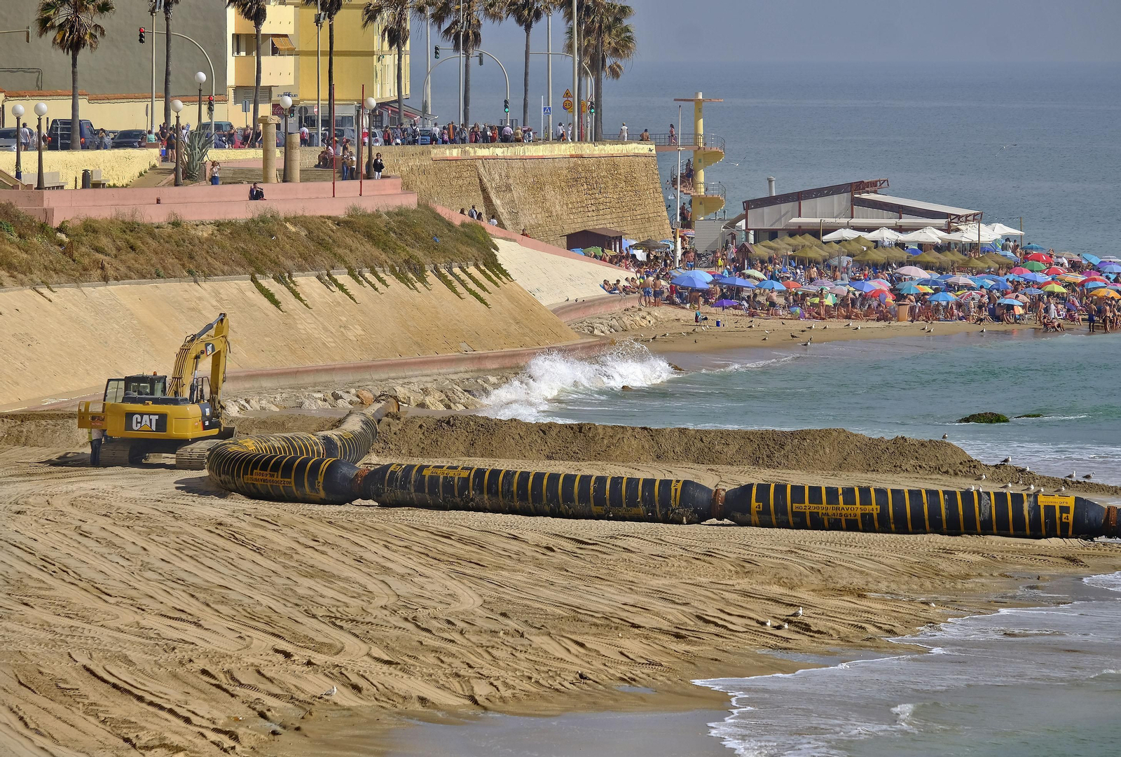 Ya se ve como el aporte de arena ha elevado el nivel del arenal gaditano de Santa María del Mar.
