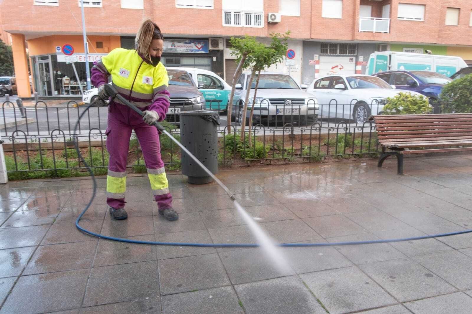 Una operaria del servicio de limpieza en Nueva Andalucía