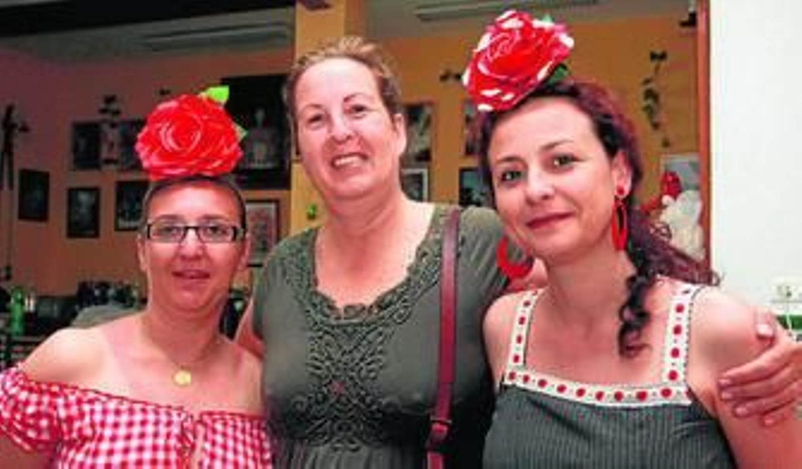 1. La hermana mayor de Emigrantes, Belén Requena, junto a dos compañeras. 2 y 3. Angelines prepara el bacalao para el potaje, que es mostrado por uno de los trabajadores de salón. 4. Algunos de los objetos que la hermandad ha entregado a los peregrinos durante los dos días de camino. 5. Los trajes de la hermana mayor y su familia. 6. Susana, que arregla uno de los vestidos, acompaña a Belén Requena.