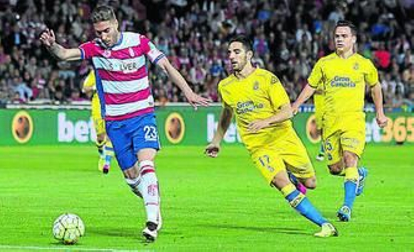 Rochina se dispone a armar la pierna para meter el primer gol granadino.