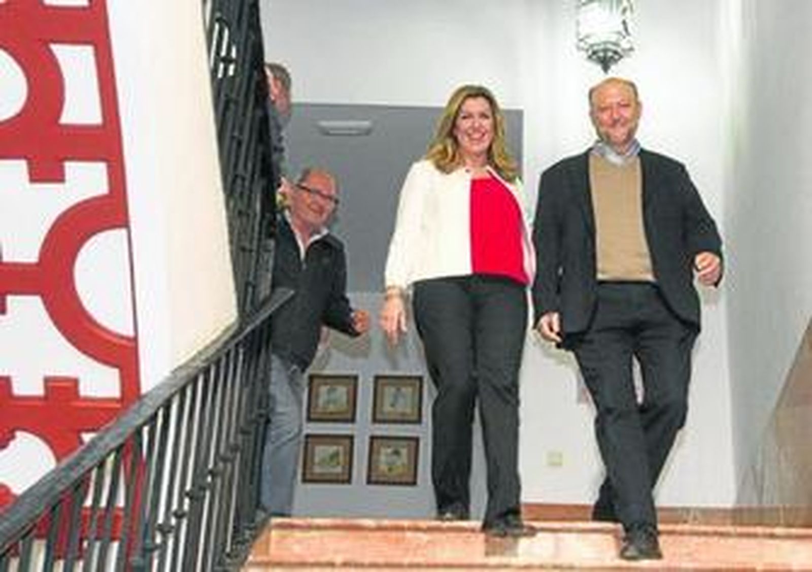 Susana Díaz acompañada anoche en la sede regional por Antonio Pradas, número uno de los socialistas sevillanos al Congreso.
