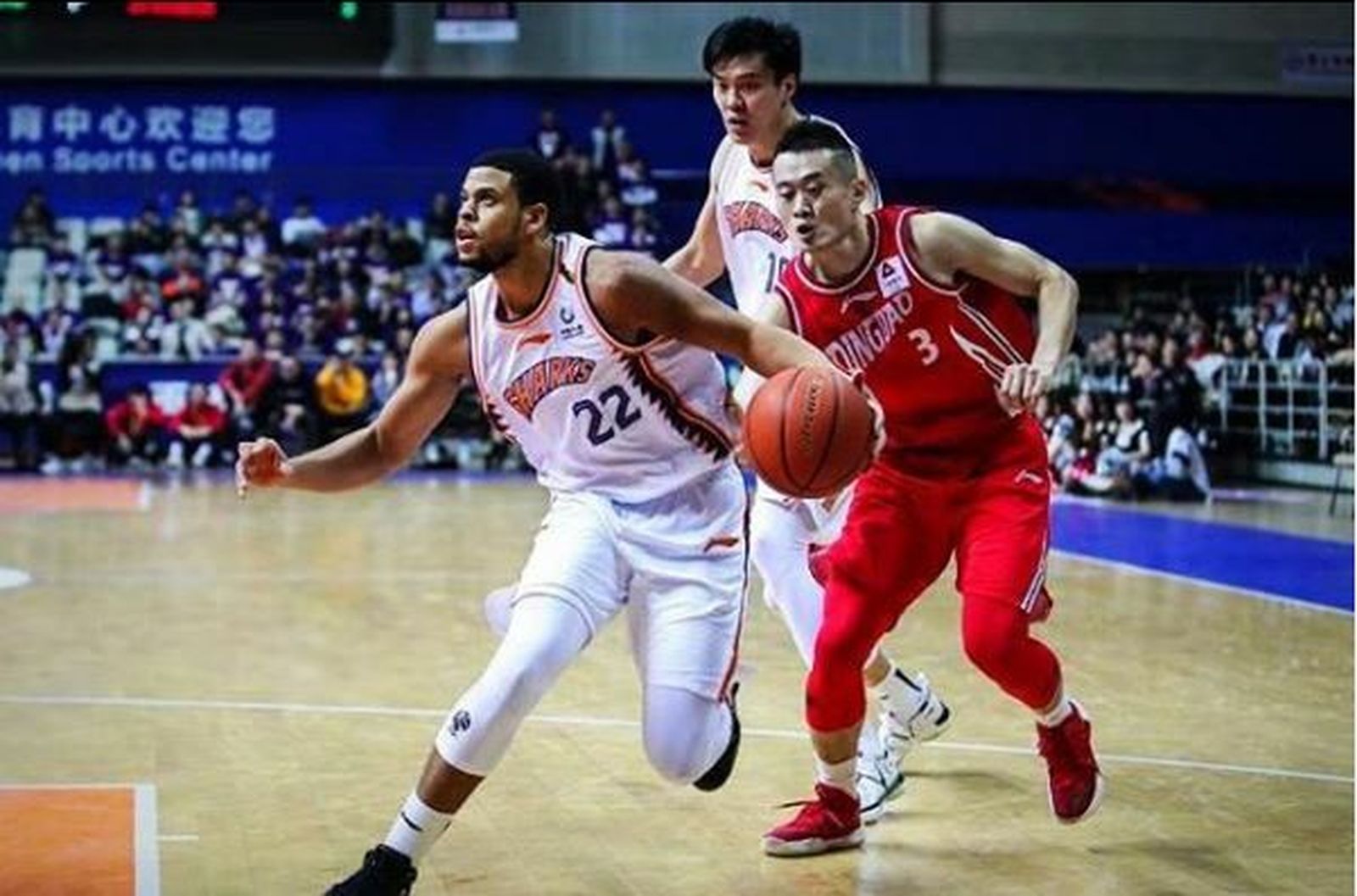 Ray McCallum, en un partido con los Shanghai Sharks.