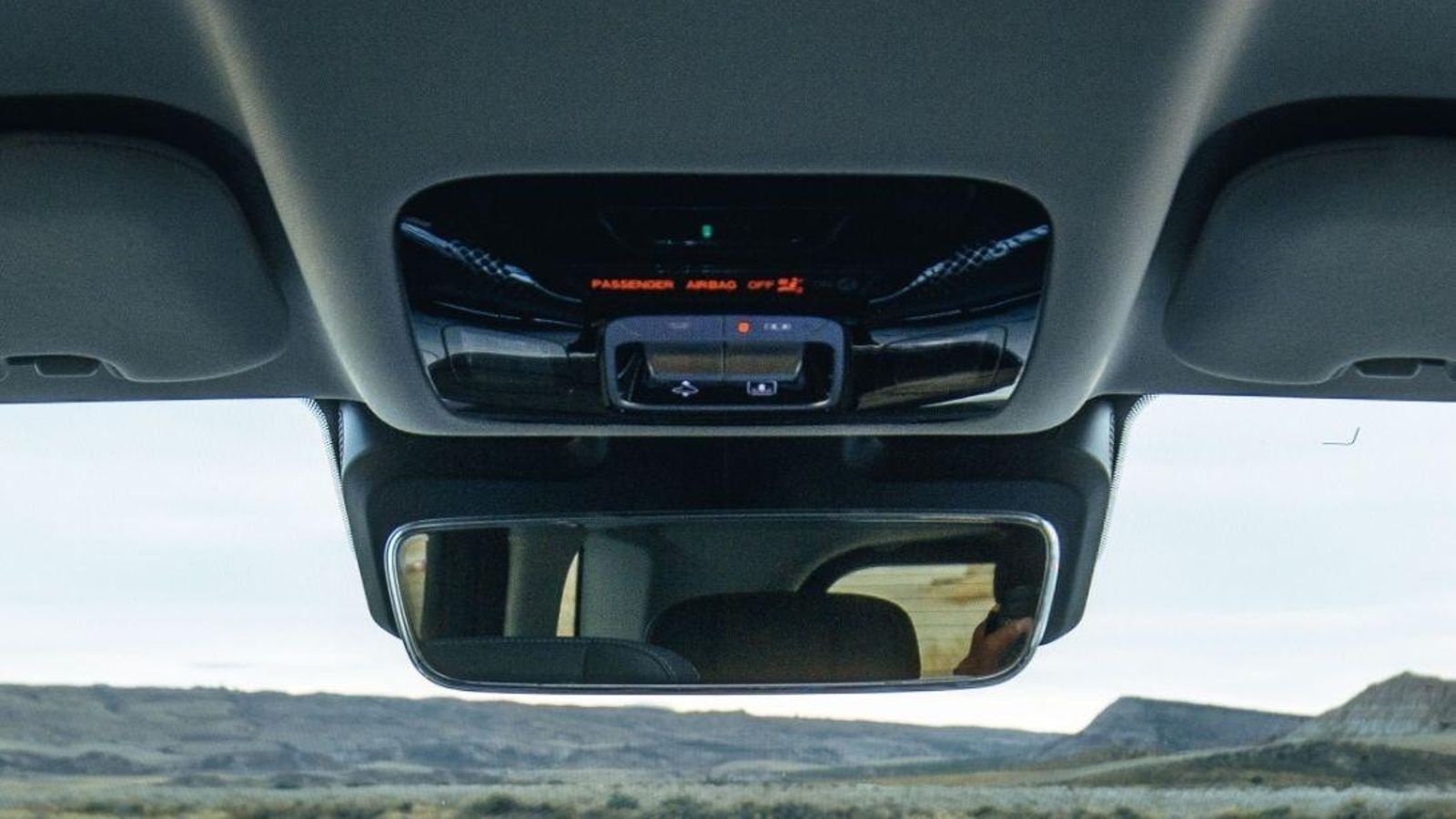 Este retrovisor interior tiene un perfil exterior que no se ajusta como podría esperarse.