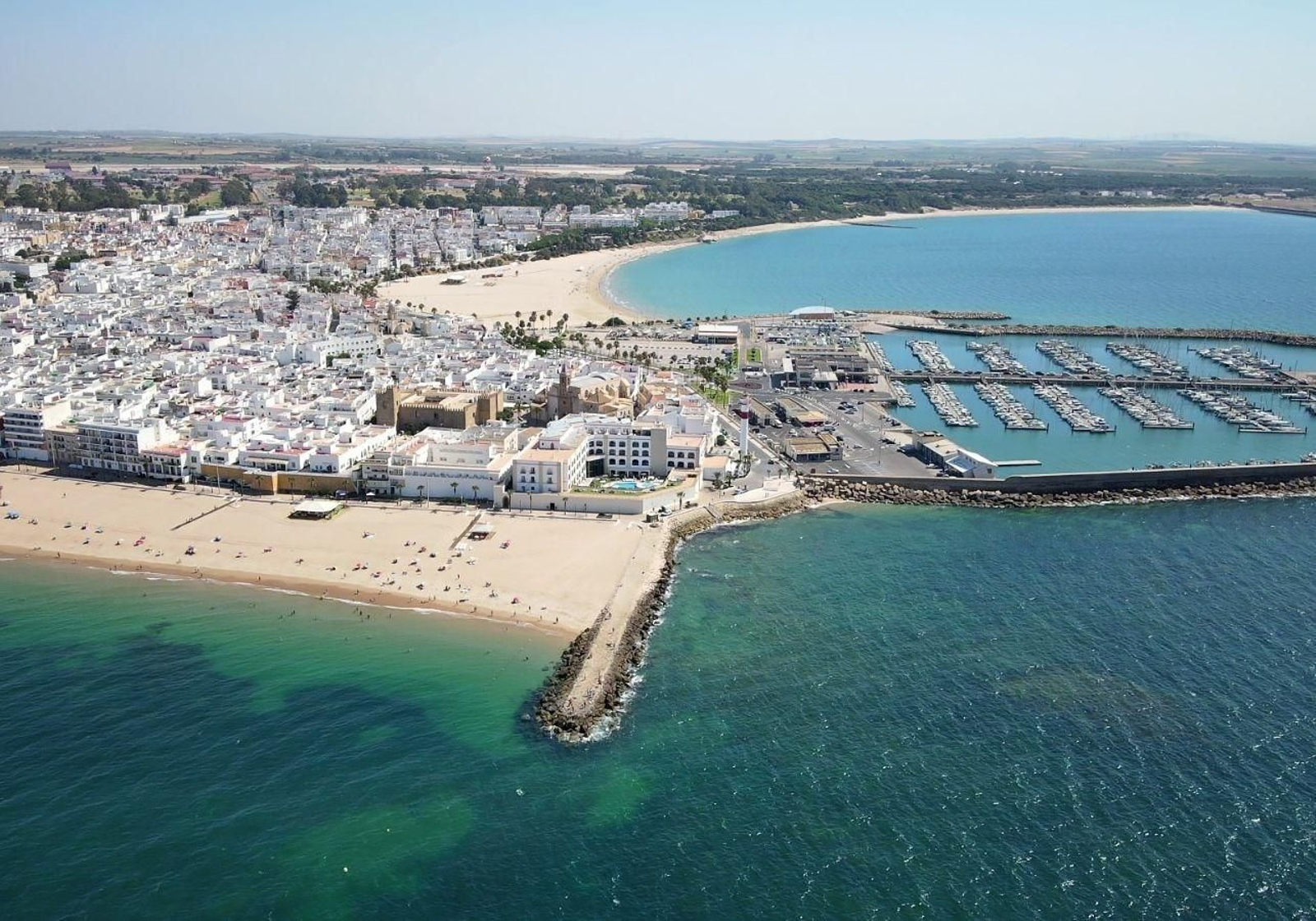 Vista aérea de Rota, uno de los municipios donde se han encontrado uno de los pisos más rebajados