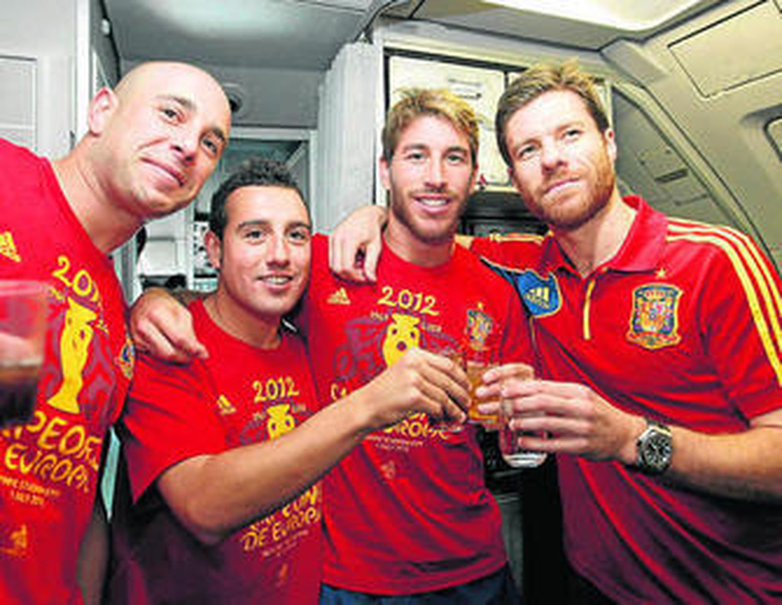 Reina, Cazorla, Sergio Ramos y Xabi Alonso, en el avión.