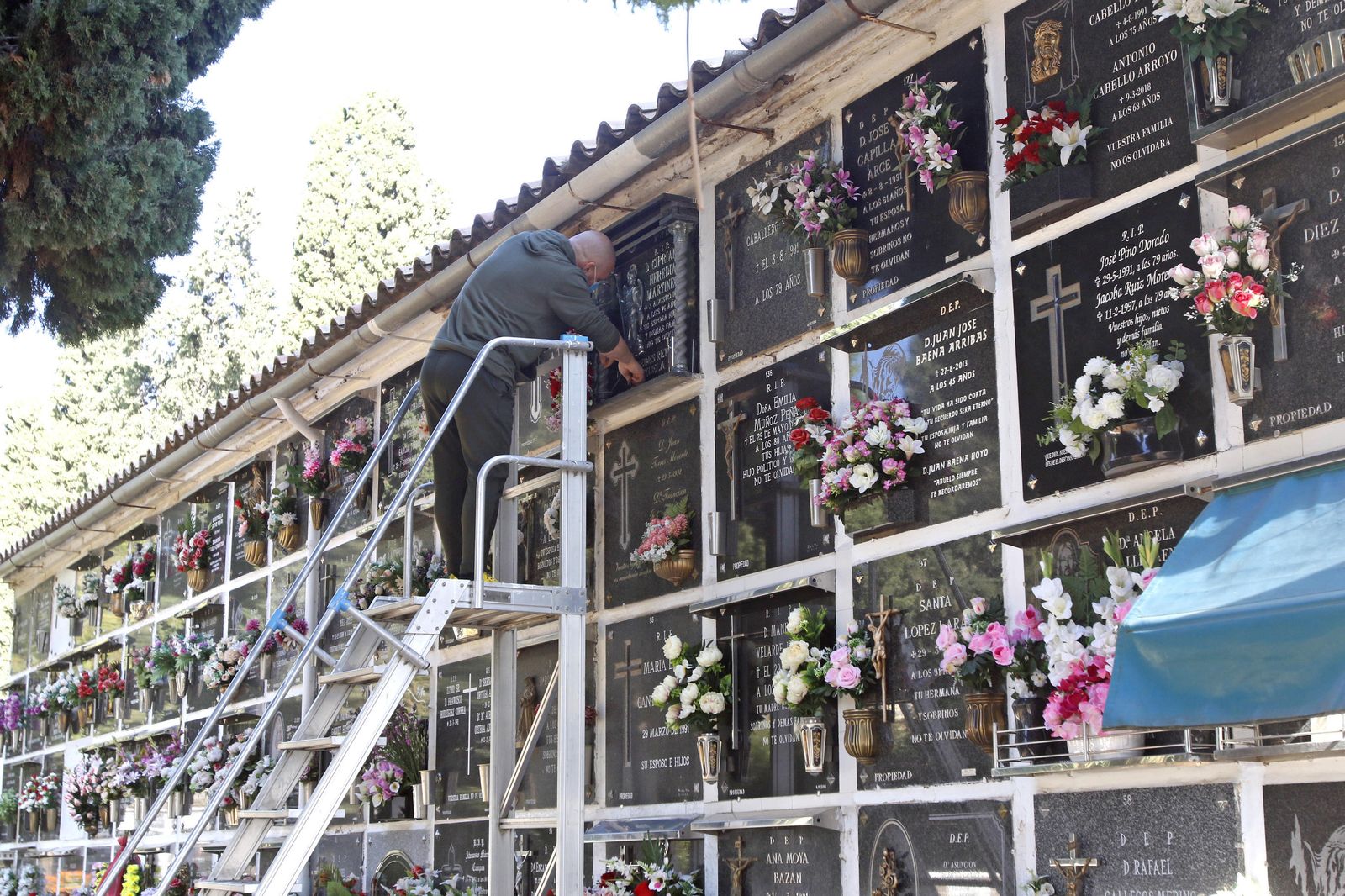 El covid-19 motiva un Día de los Santos de recogimiento en los cementerios de Córdoba