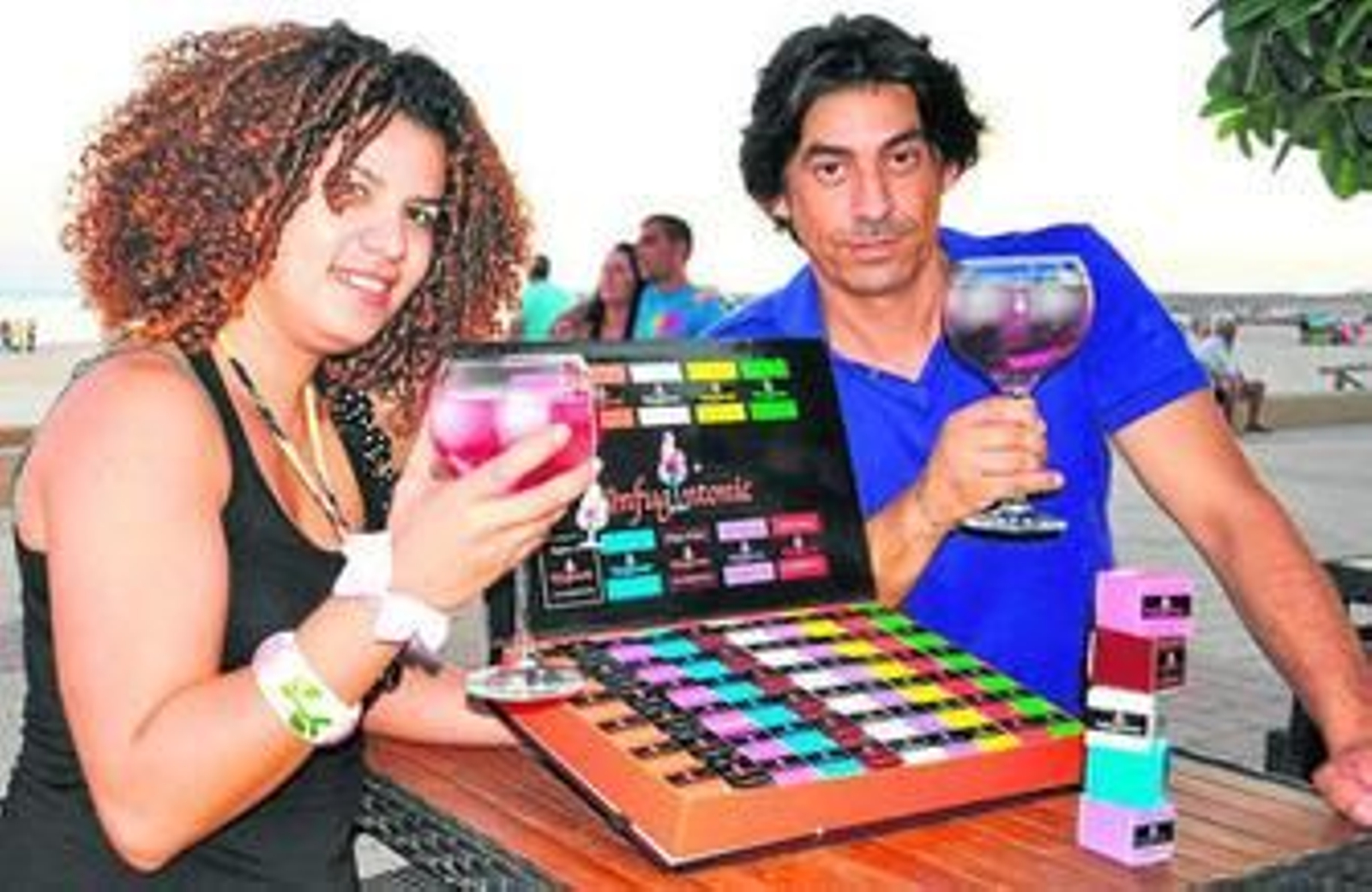 Meriem y Antonio en la terraza del Bakara, el Bar que regentan en Barbate, con el Infugintonic.