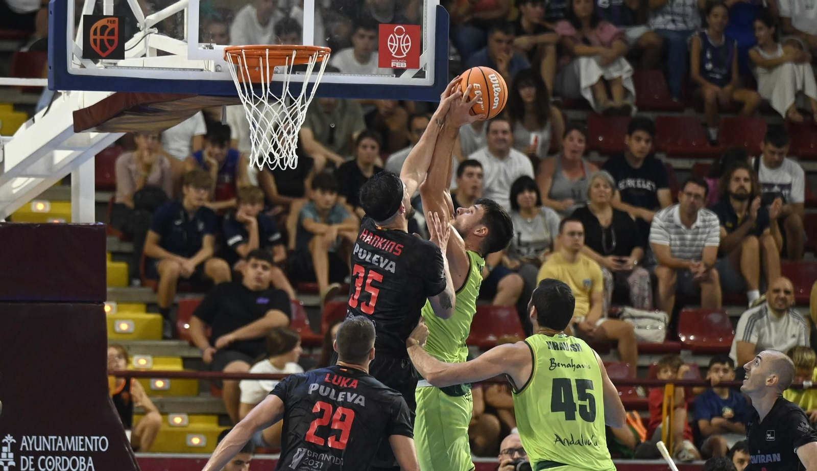 Las mejores fotos del ambiente en Vista Alegre para el Unicaja - Covirán Granada de la Copa de Andalucía de baloncesto
