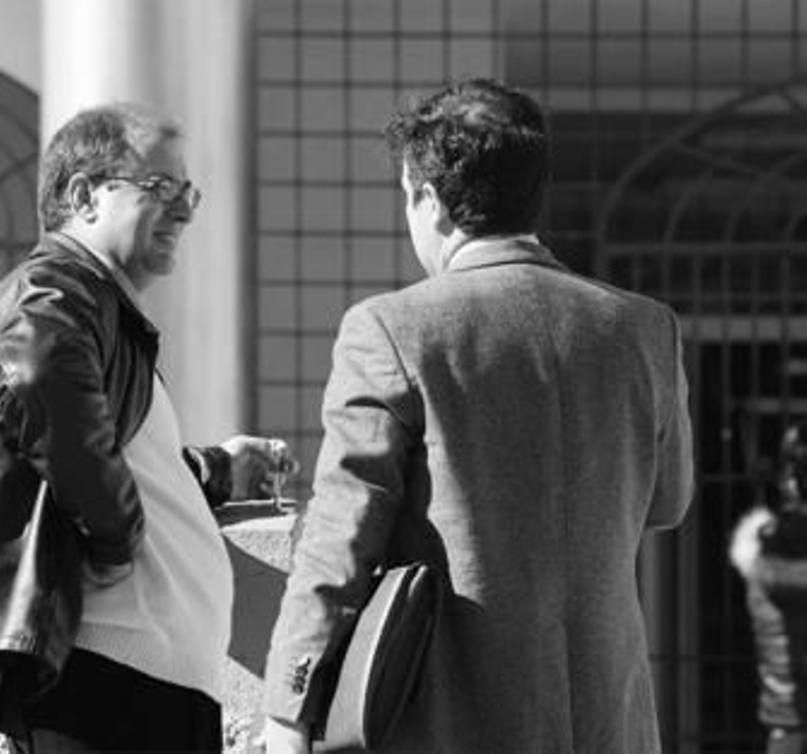 José Alfonso Ruiz Pau, a la izquierda, tras declarar el pasado día 18 en el juzgado número uno.