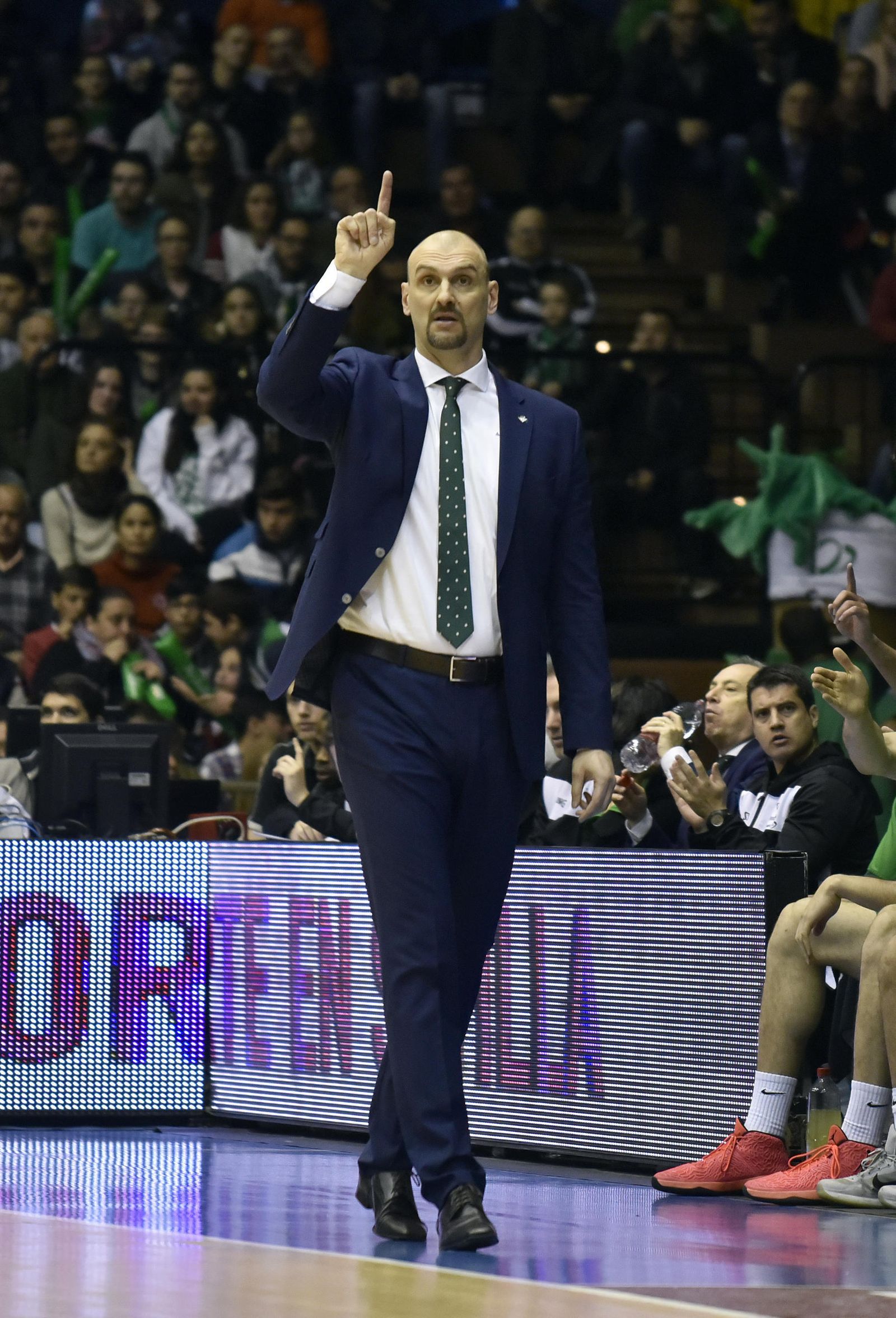 Zan Tabak da instrucciones a sus jugadores durante el choque con el Joventut.
