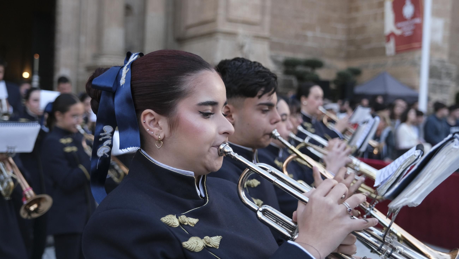 Estudiantes en la Semana Santa de Almería 2025
