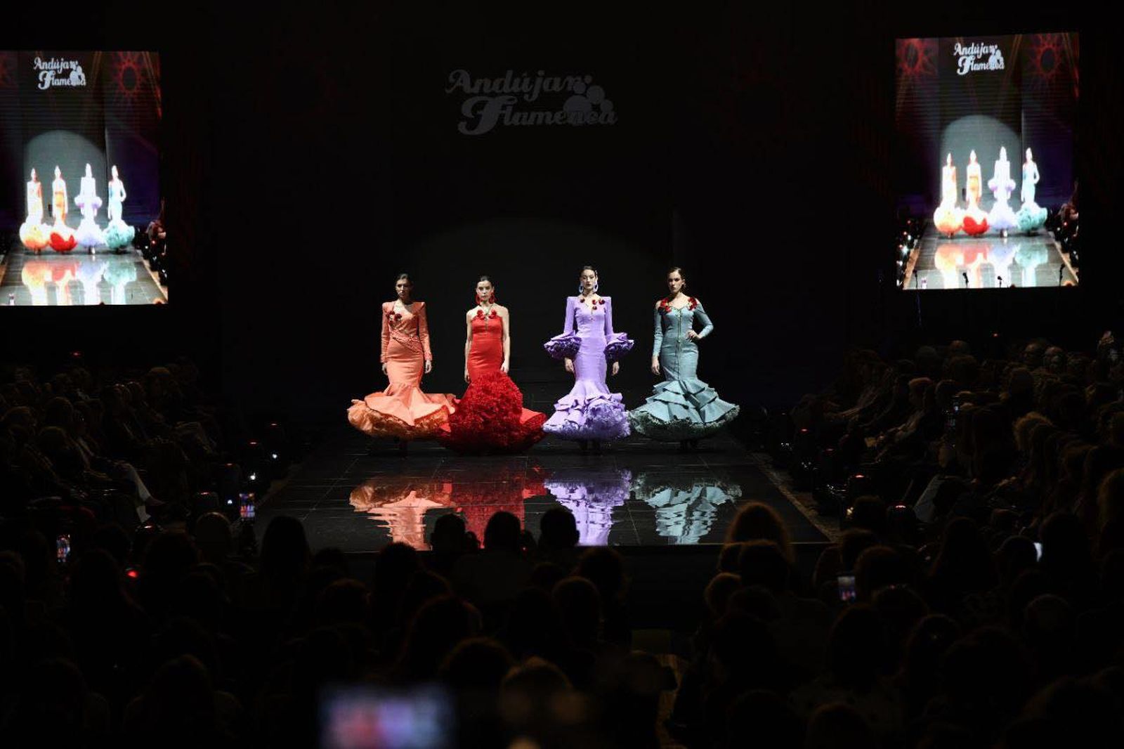 El jardín primaveral de Con T D Touché, sobre la pasarela de Andújar Flamenca 2026.