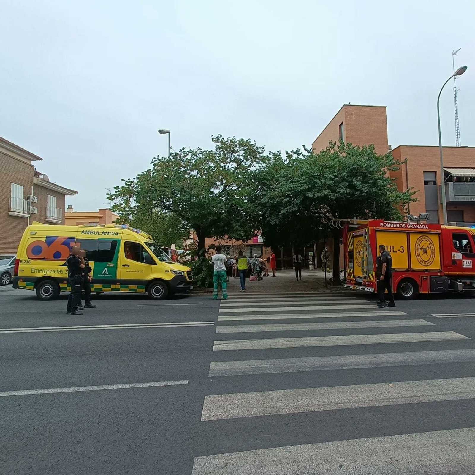 Servicios de emergencia y bomberos actúan en un incendio en una residencia de mayores