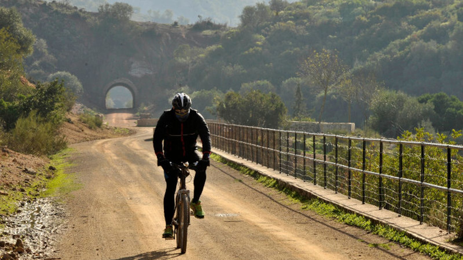 Un ciclista rodando por el trazado de la Vía Verde