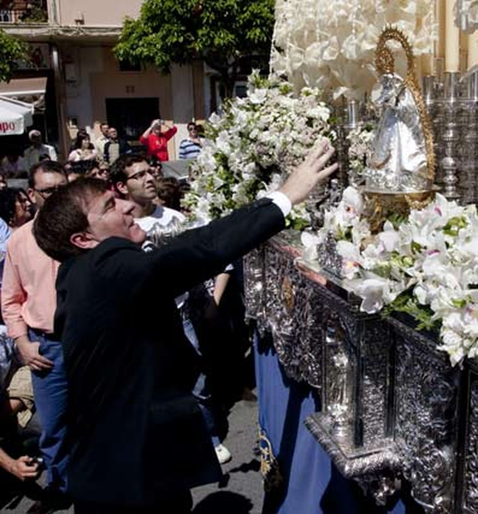 El capataz del Palio de la Virgen del Rosario ordena una levantá durante la estación de penitencia.

Foto: Jaime Martínez
