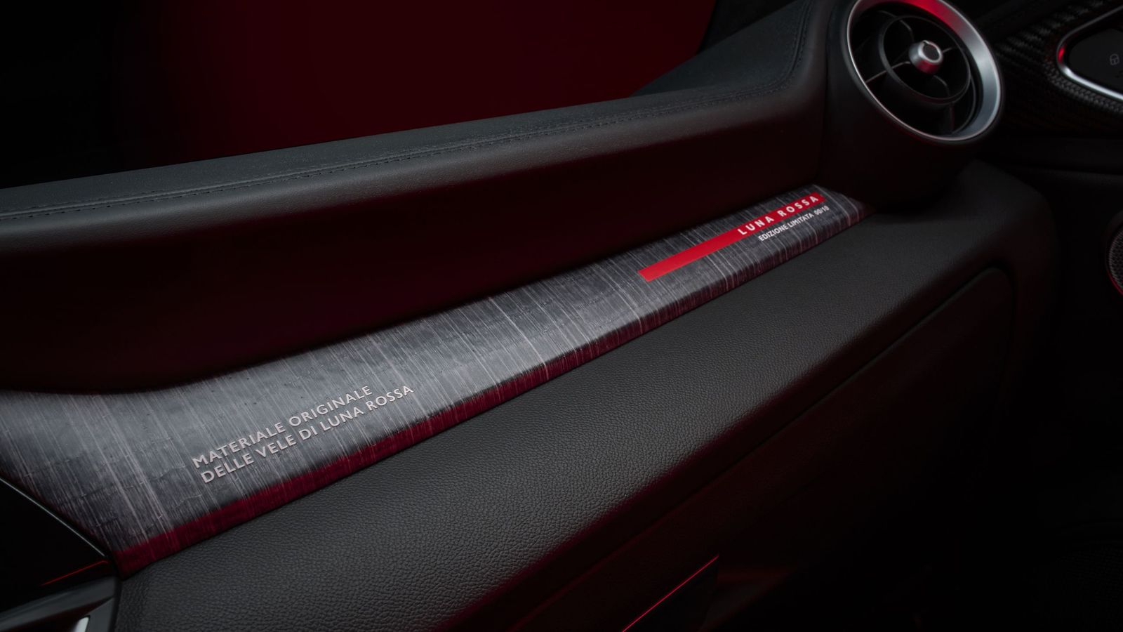 El salpicadero integra una de las capas de las velas del barco Luna Rossa como elemento distintivo.