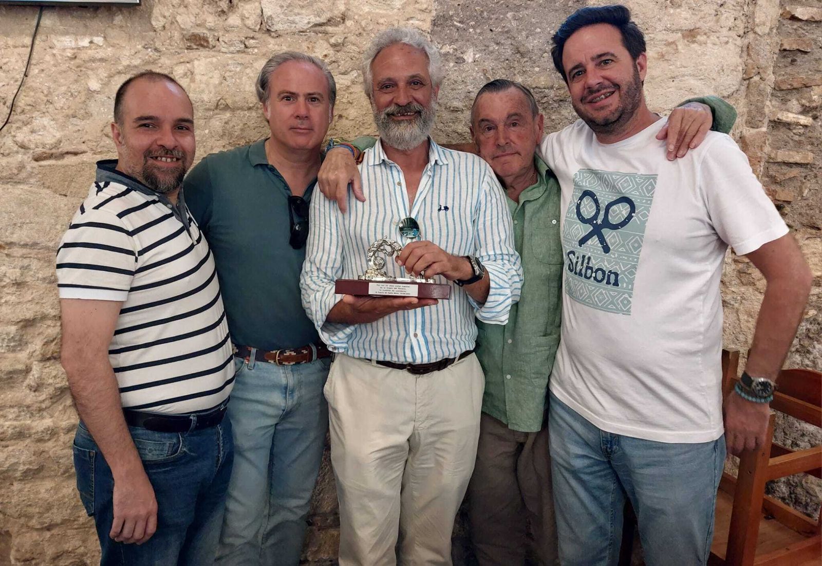 Gaby Heredia, junto a sus compañeros con el llamador.