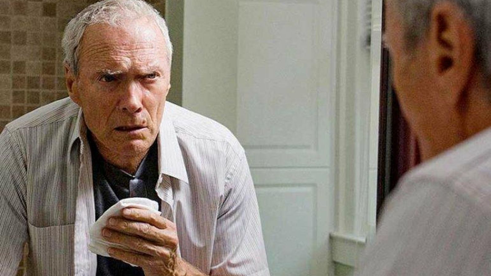 Clint Eastwood ante el espejo en una imagen de 'Mula'.