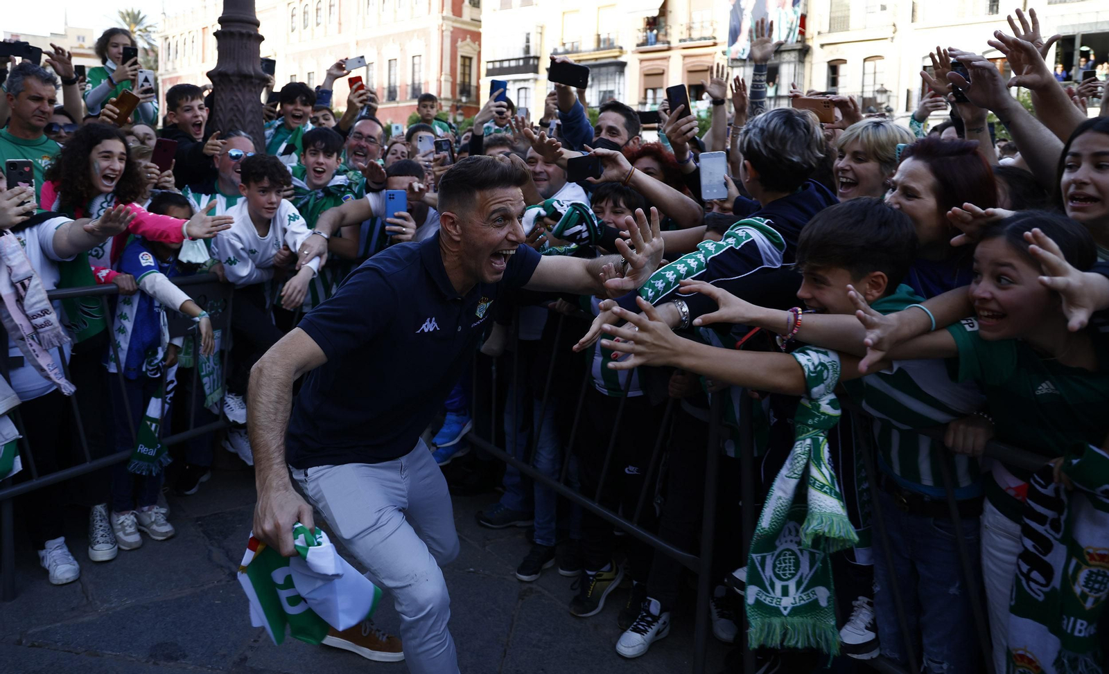 Las imágenes de la celebración del Betis por las calles de Sevilla