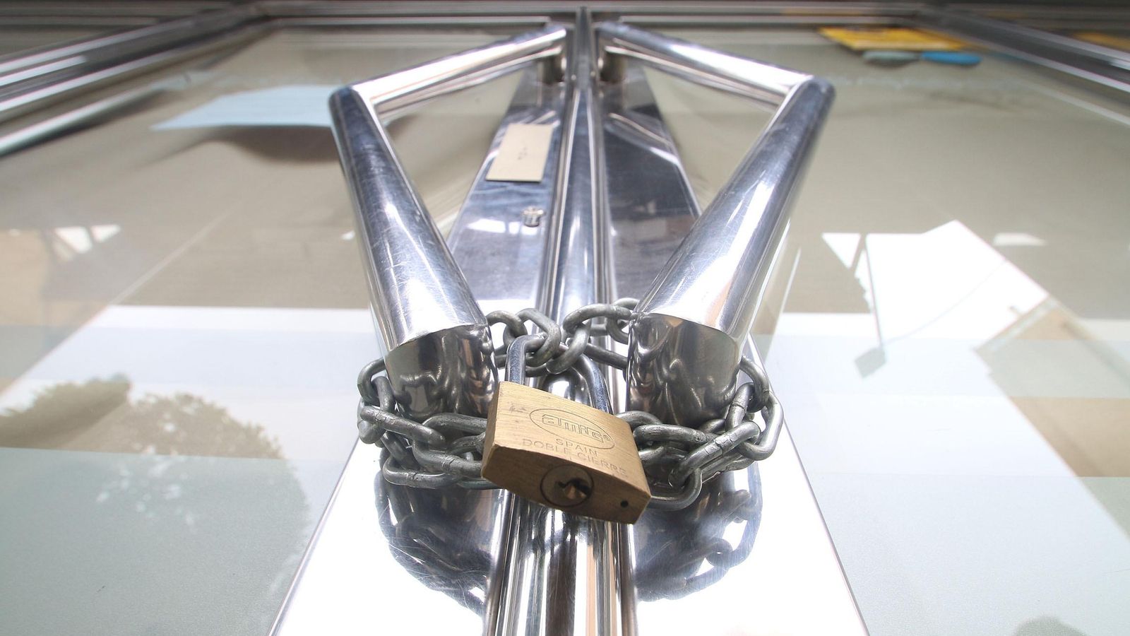 Las puertas de los hoteles están cerradas a cal y canto.