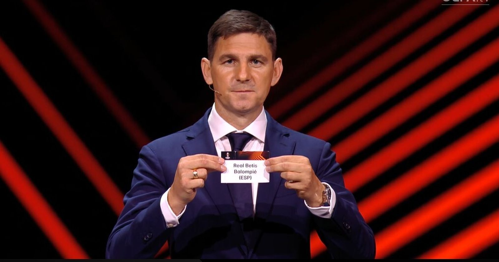 Zoltán Gera, embajador de la Liga Europa esta campaña, con la papeleta del Betis.