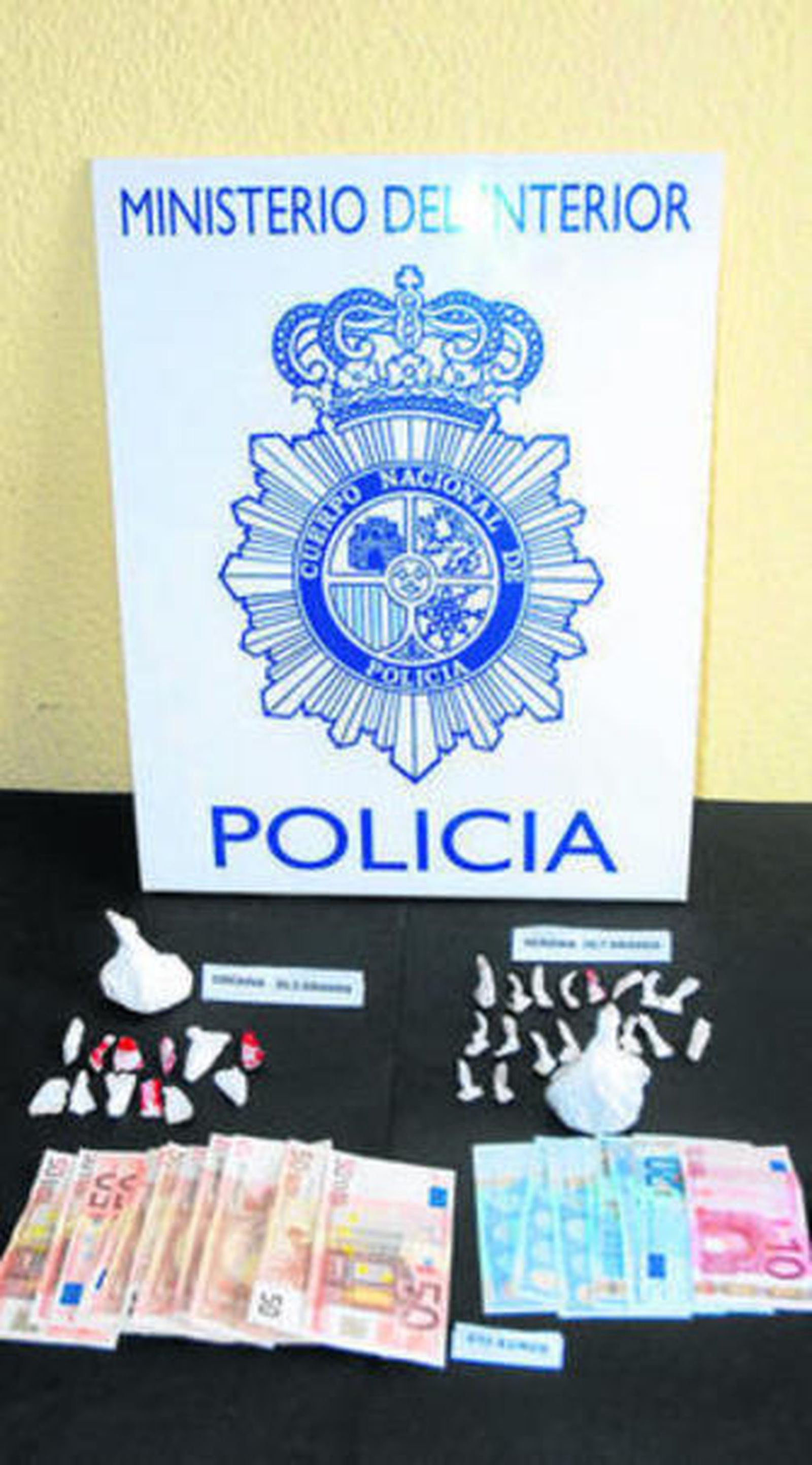 Imagen de la droga y del dinero incautado en el domicilio de Loreto.