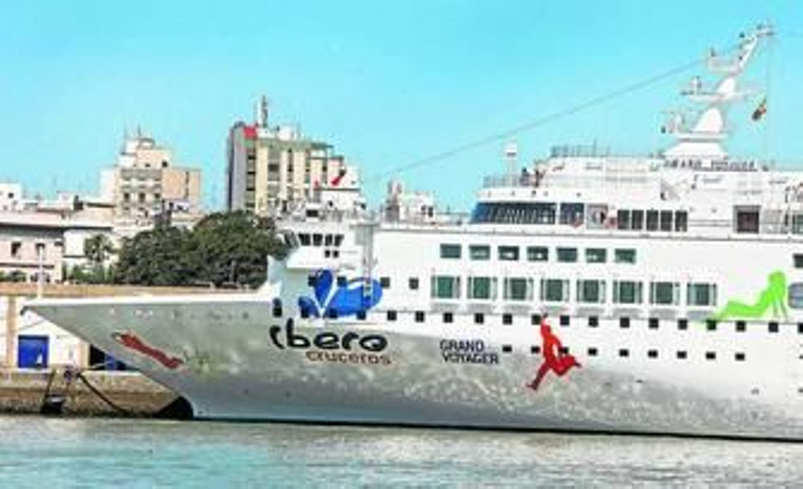 El 'Grand Voyager', durante una de sus estancias en puerto gaditano.