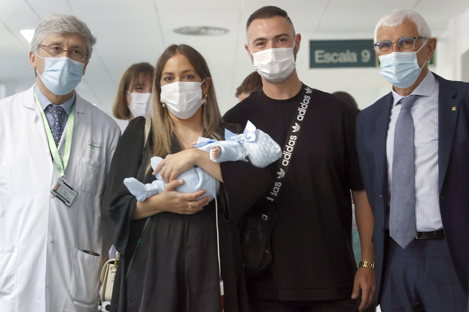 La pareja formada por Tamara y Jesús posan con su hijo, Jesús, junto al 'conseller' de Salud, Manel Balcells (dcha.), y el jefe del servicio de Ginecología del Hospital Clínic, Francisco Carmona (izq.), y su hijo, el pequeño Jesús.