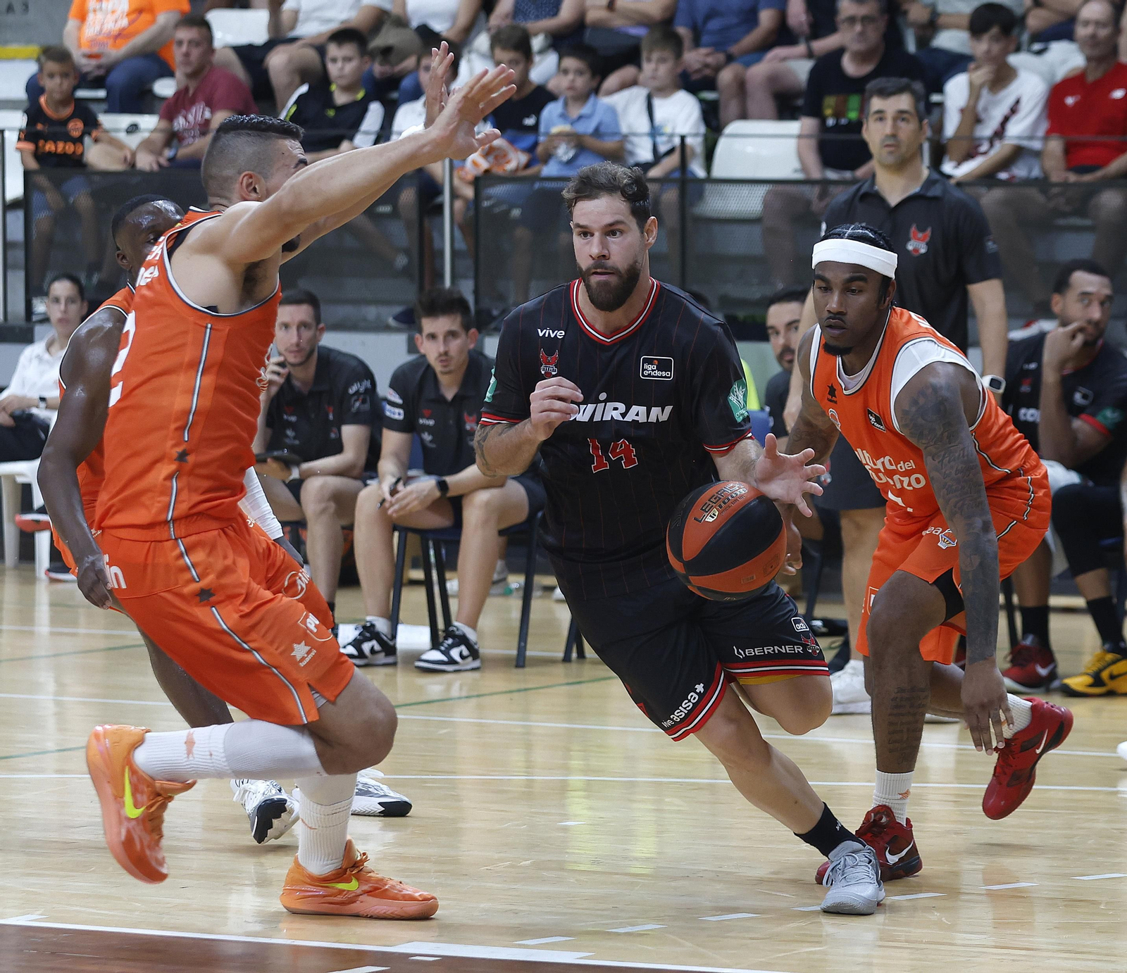 Entrada a canasta de Christian Díaz en el partido ante el Valencia Basket
