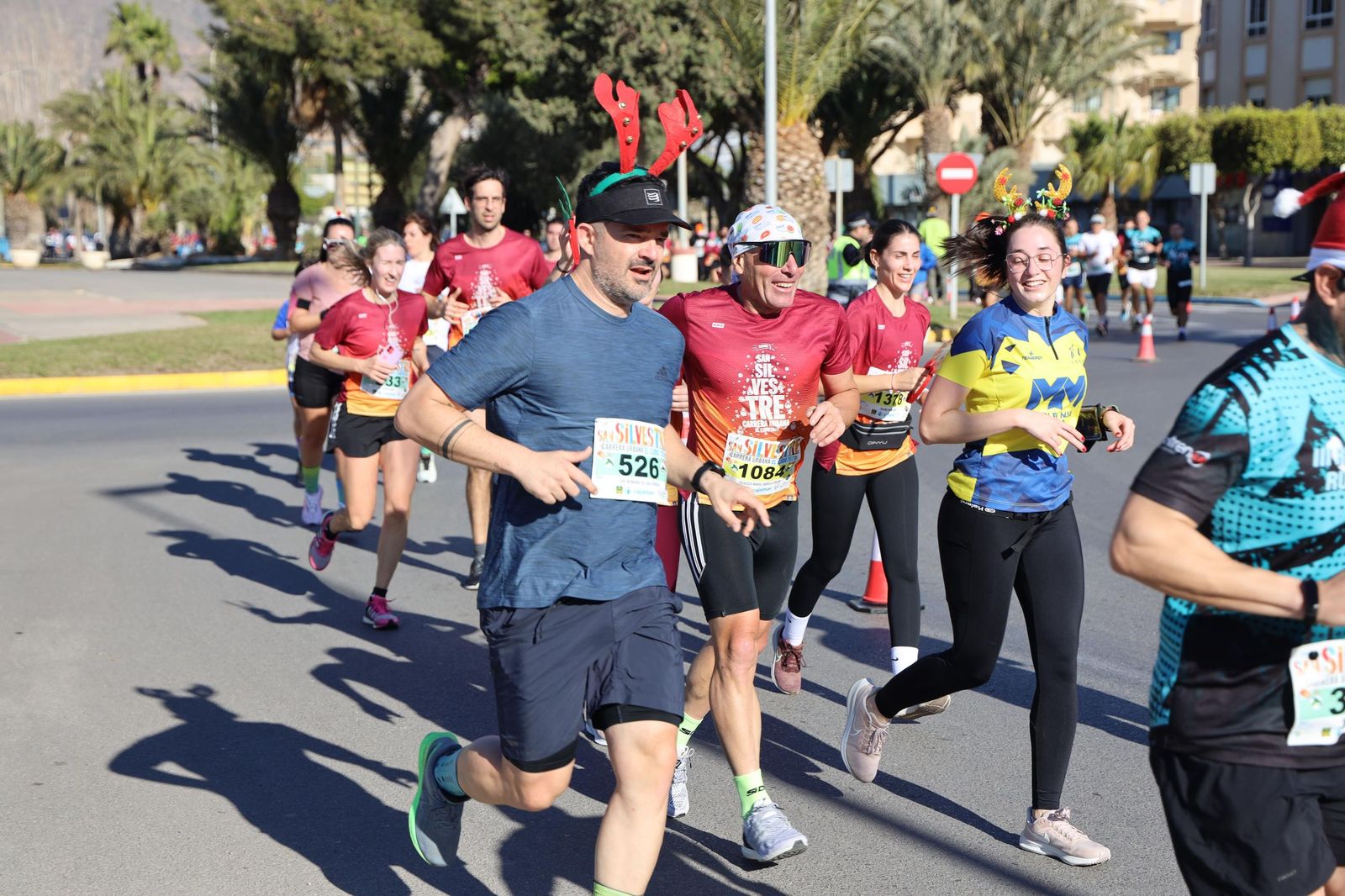 Varios de los participantes a su paso por uno de los tramos del circuito.