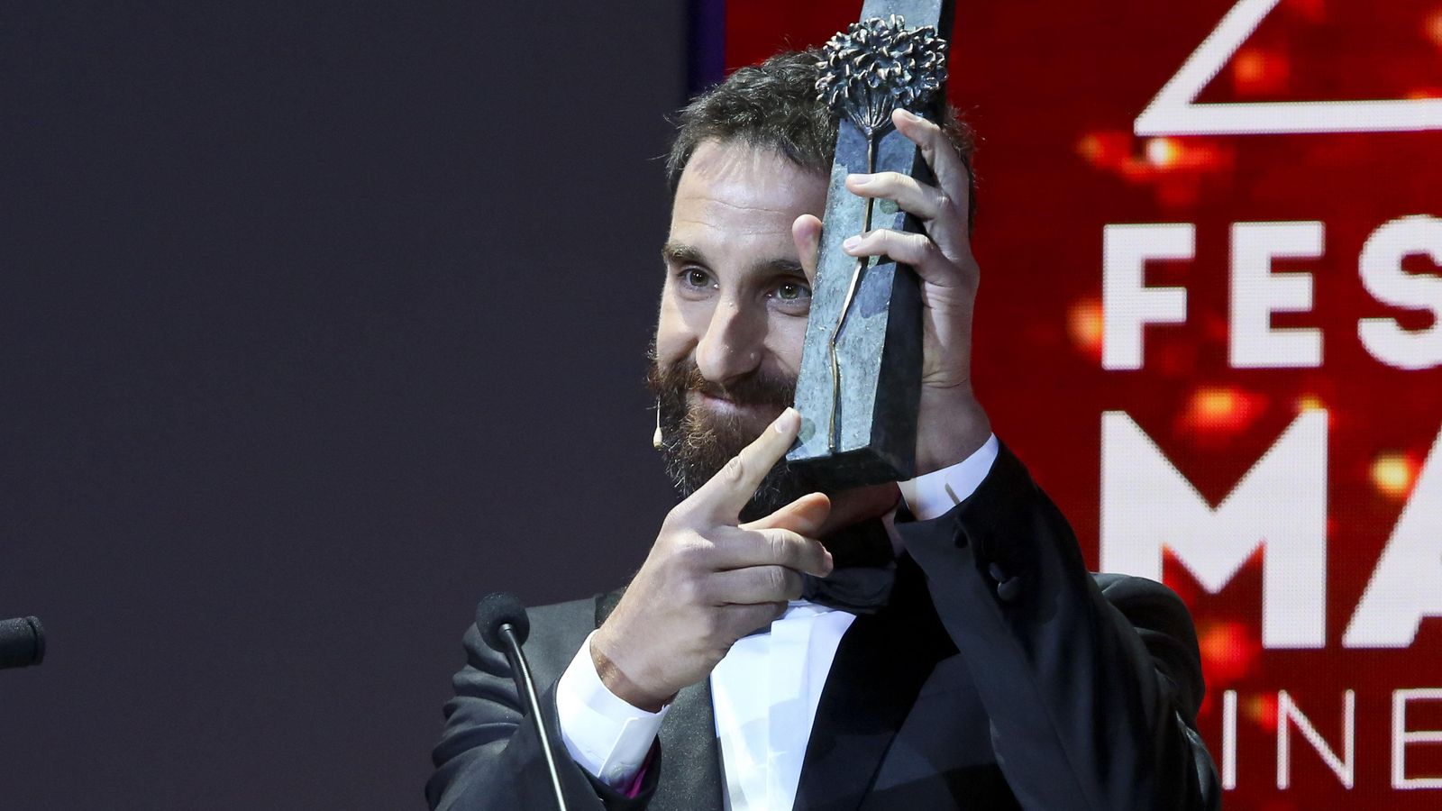 Dani Rovira, con su Biznaga, en el Teatro Cervantes.