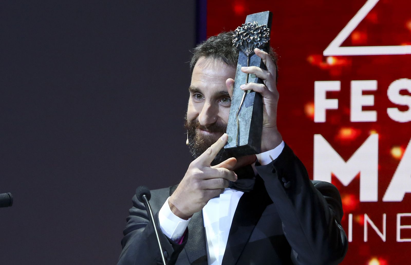 Dani Rovira, con su Biznaga, en el Teatro Cervantes.