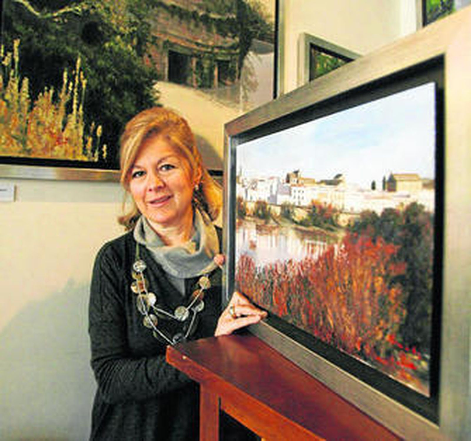 Elena de las Heras, con sus cuadros.