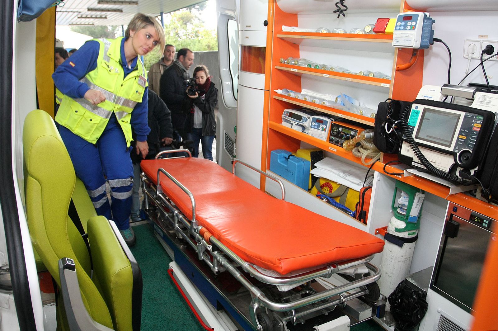 Una enfermera adecúa una ambulancia con soporte vital básico.