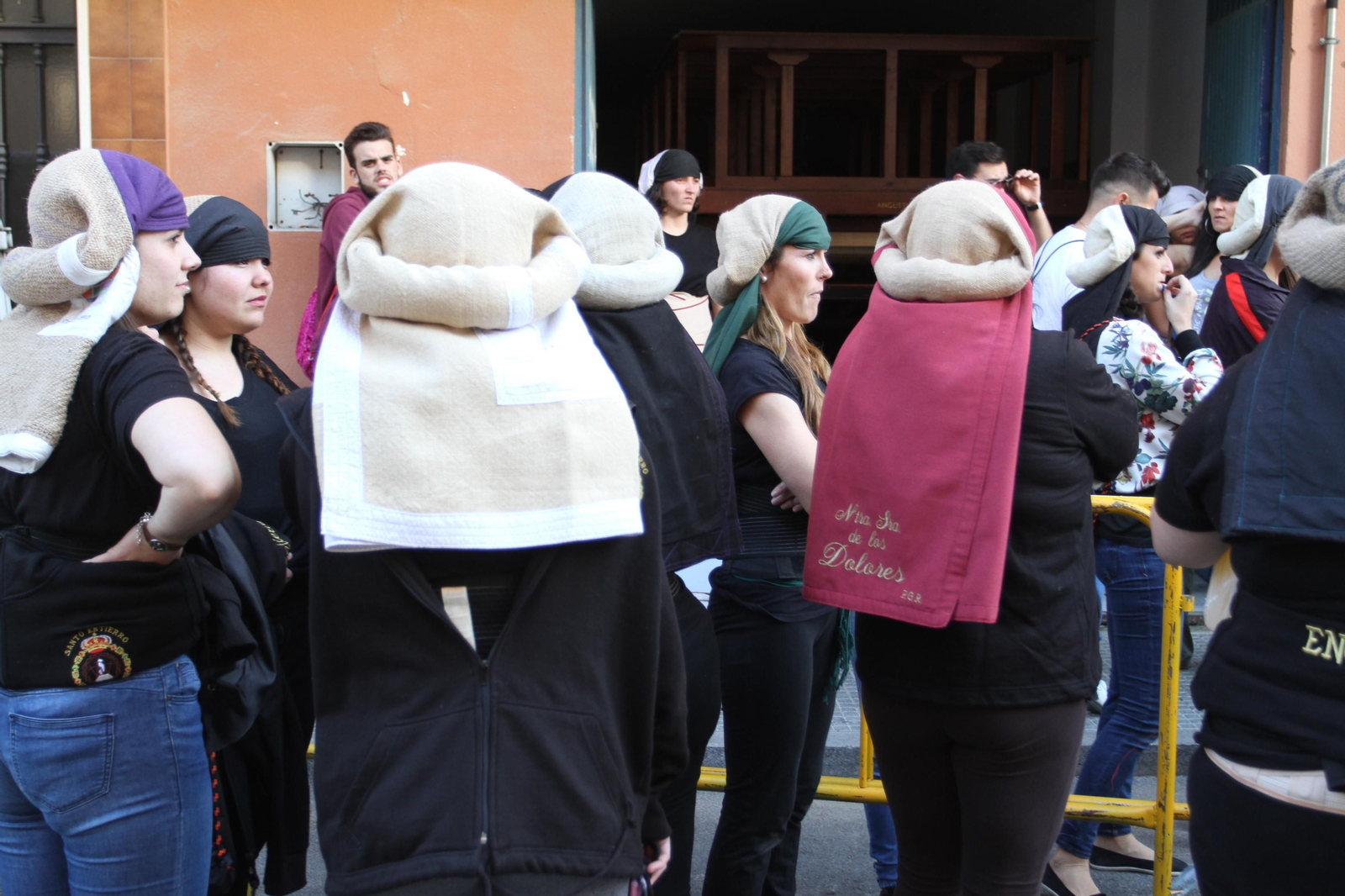 El ensayo de la cuadrilla de mujeres de la Hermandad del Santo Entierro, en imágenes