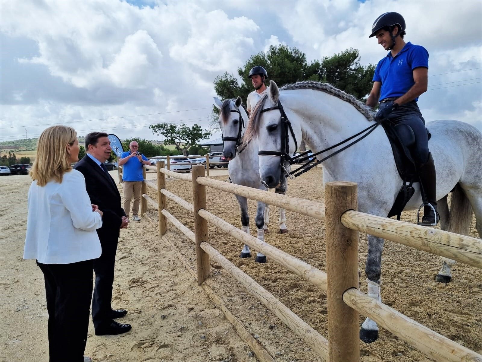 El ministro Luis Planas, durante la visita al Centro de Reproducción Equina de la Yeguada Cartuja